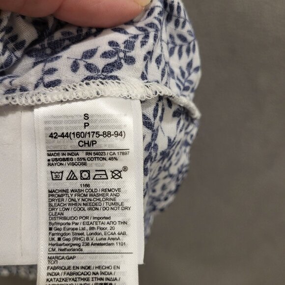 GAP Shirt Womens‎ Small White Blue Floral Sleeveless Pintuck Button Front Top - Picture 6 of 8